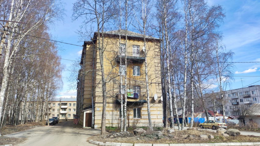 Фасад старого четырёхэтажного жилого дома с балконами