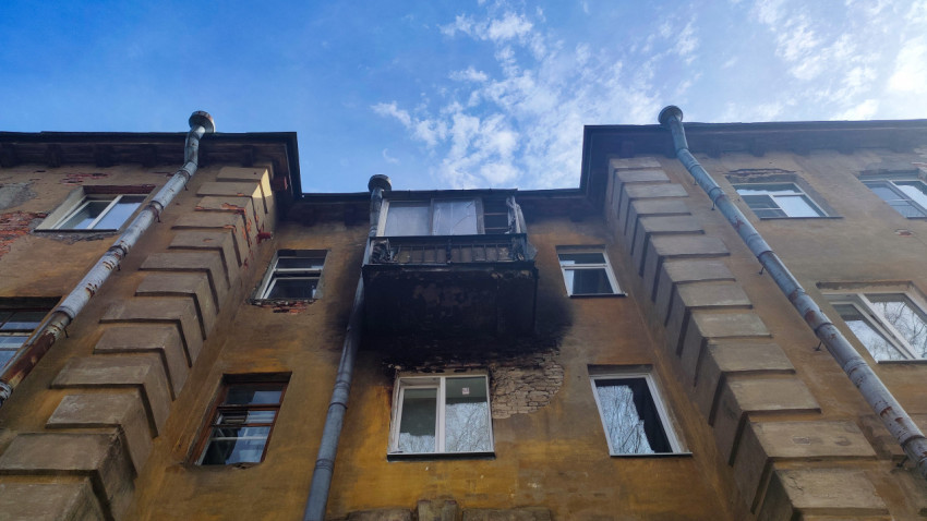Чёрный закопчённый балкон после пожара