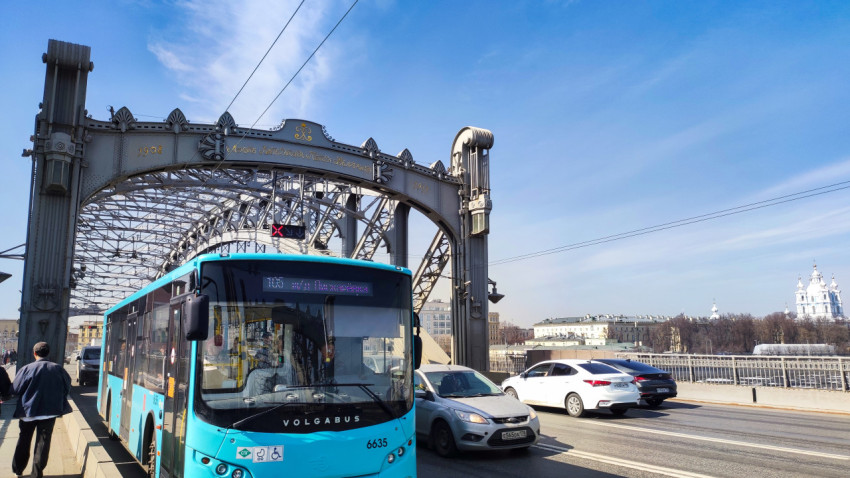 Автобус и автомобили на Большеохтинском мосту в Санкт-Петербурге