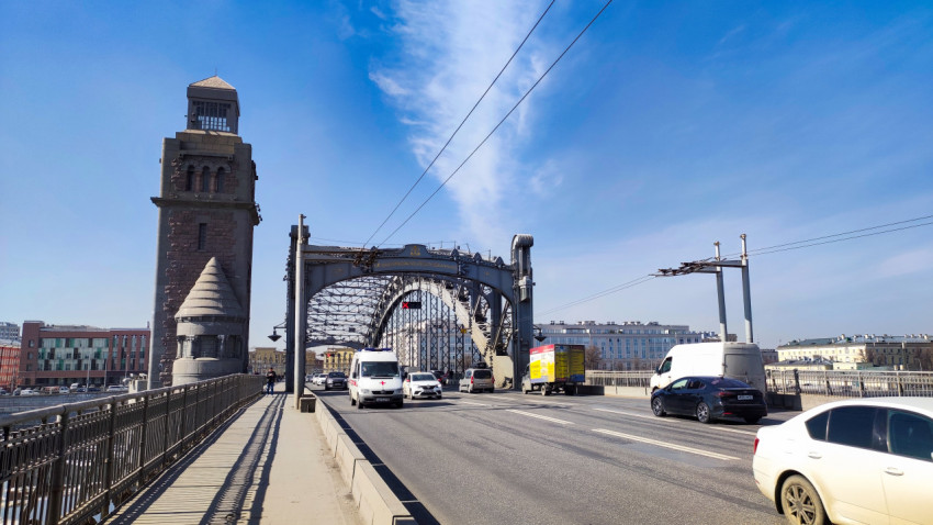 Автомобильное движение по Большеохтинскому мосту в Санкт-Петербурге