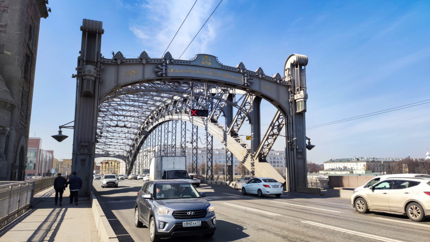 Арка Большеохтинского моста и движение машин в Санкт-Петербурге