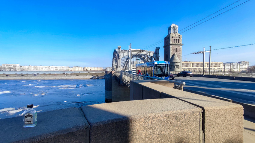 Большеохтинский мост и башня-маяк на фоне ледохода на Неве