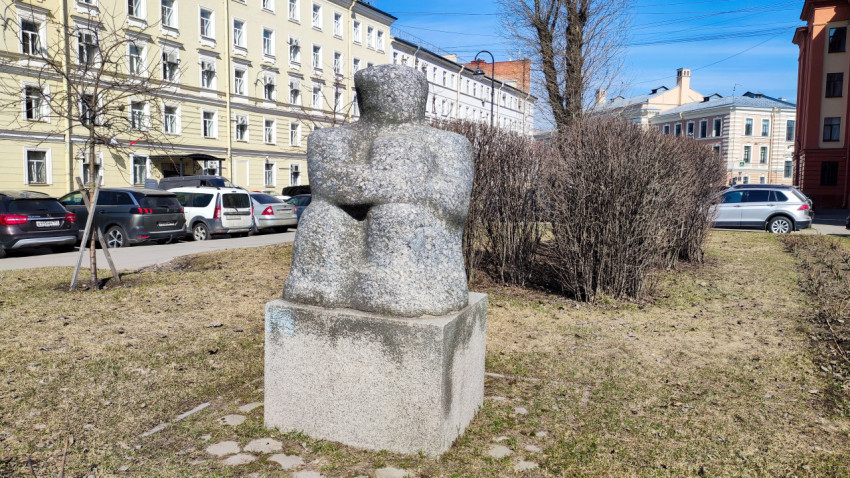 Скульптура «Орфей» на Тульской улице в Санкт-Петербурге