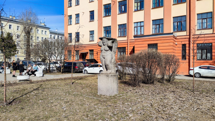 Скульптура Кариатида на Тульской улице в Санкт-Петербурге