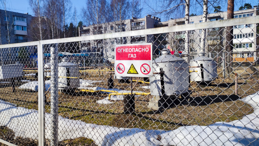 Газовая установка за металлической оградой с предупреждающим знаком