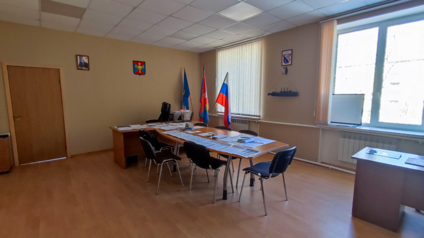 Офисное помещение с флагами и столом для совещаний