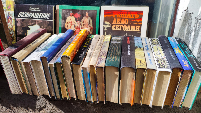 Ряды книг на витрине уличного книжного магазина