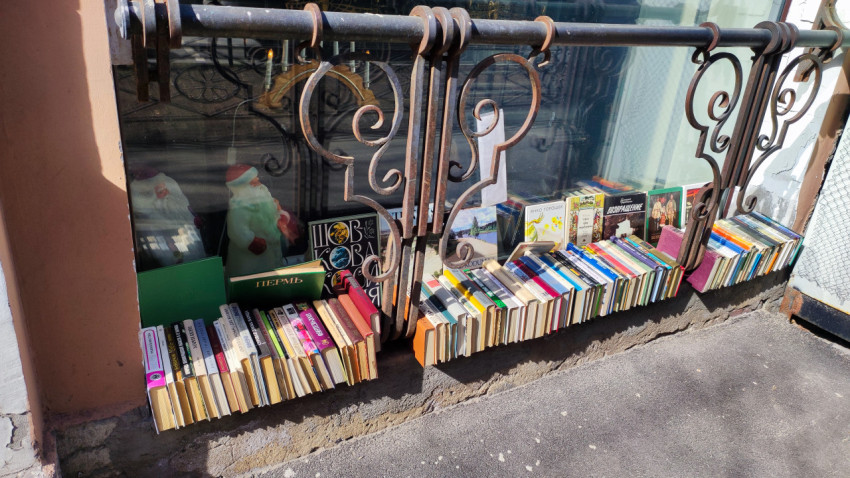 Книги на подоконнике уличного магазина в Санкт-Петербурге