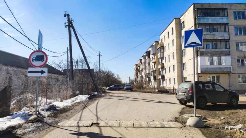 Перекрёсток у жилого дома с дорожными знаками