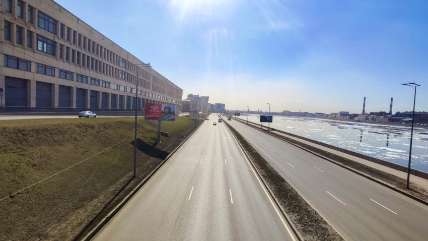 Автодорога на Малоохтинской набережной в Санкт-Петербурге в солнечный день