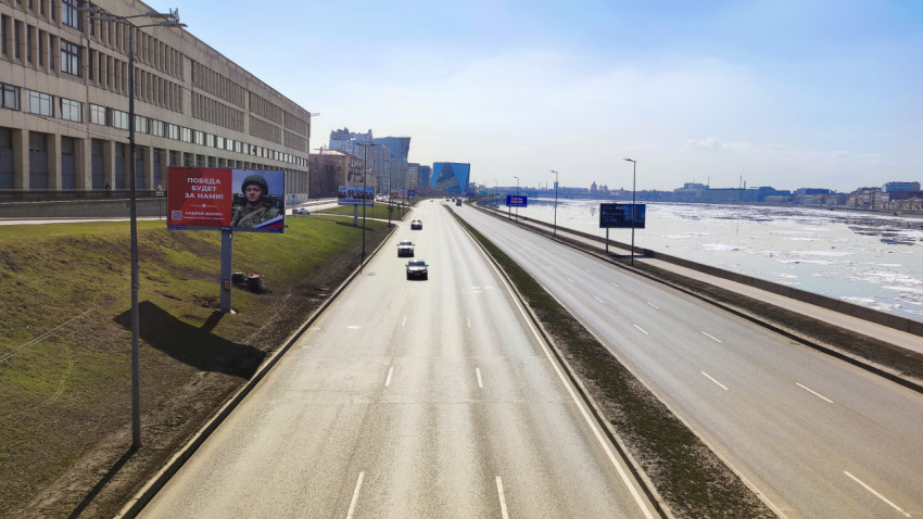 Дорога вдоль Невы с интенсивным движением в центре Санкт-Петербурга