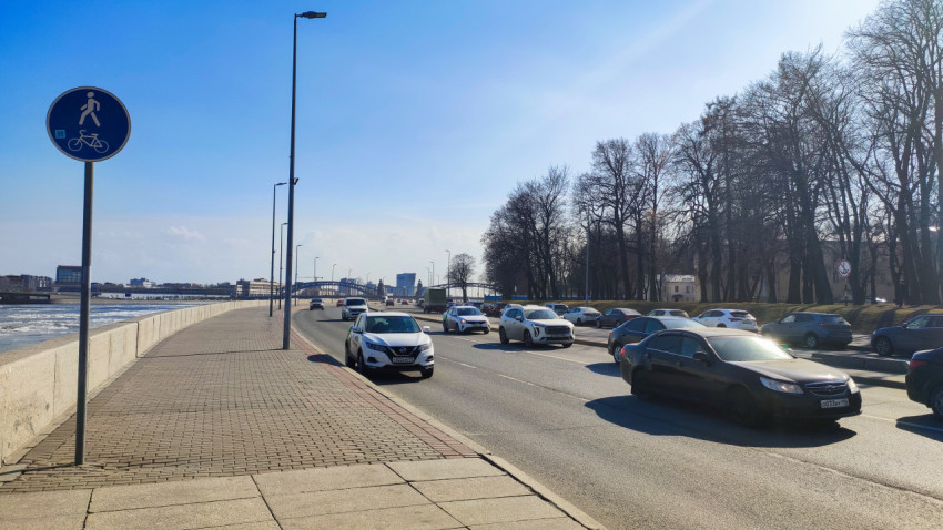 Автомобильное движение по Смольнинской набережной в Санкт-Петербурге