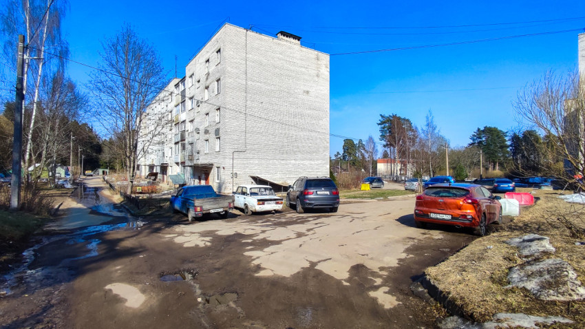 Парковка автомобилей у жилого дома в ясную погоду