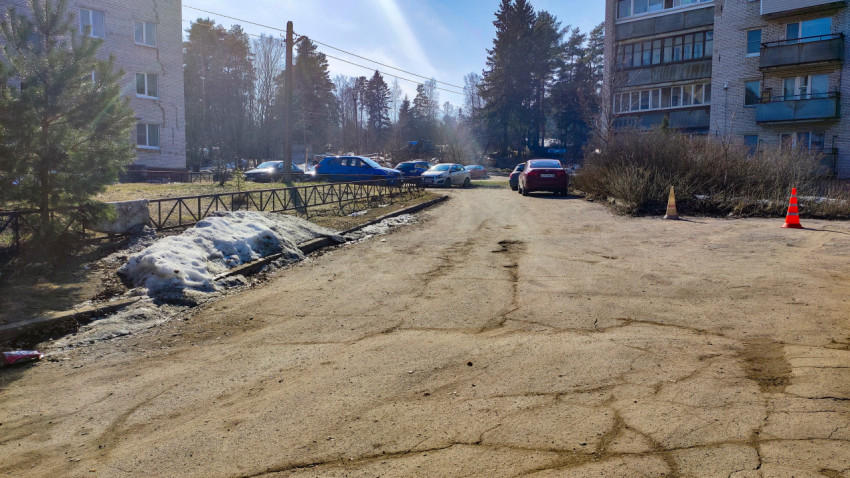 Парковка и дорога во дворе жилого дома весной