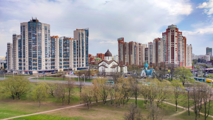 Жилые многоэтажки и православный храм в городской застройке