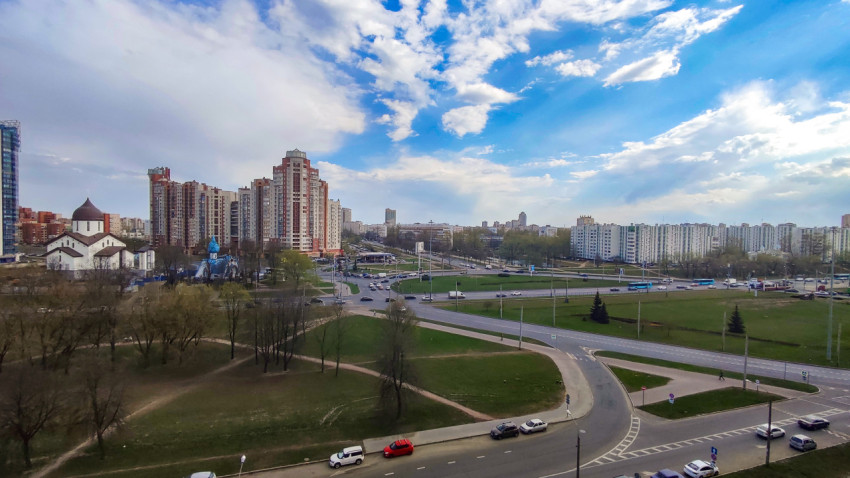 Городской пейзаж с храмом, жилыми домами и парком