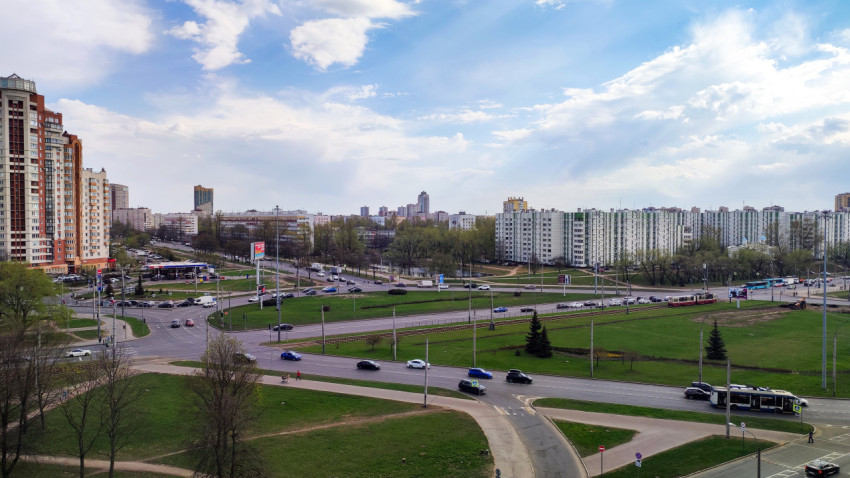 Перекрёсток с интенсивным движением среди жилых кварталов