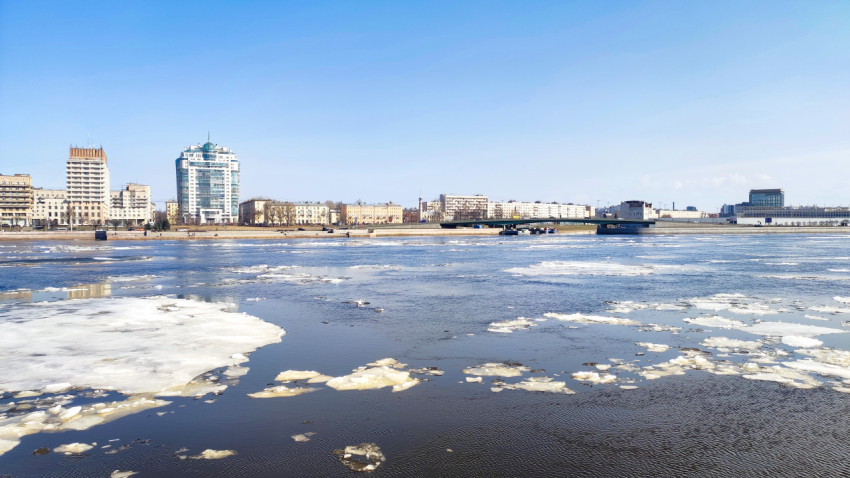Ледоход на Неве и вид на дома на левом берегу в Санкт-Петербурге