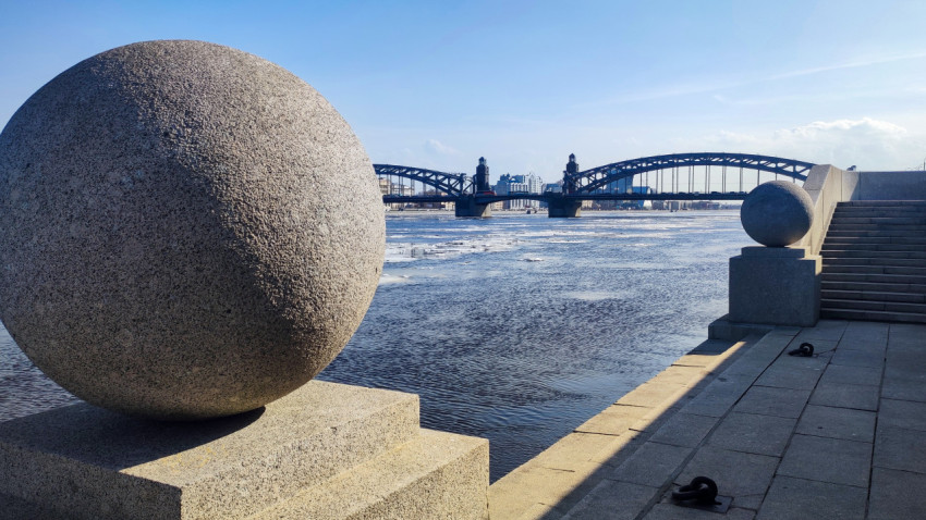 Гранитные шары на фоне Большеохтинского моста в Петербурге