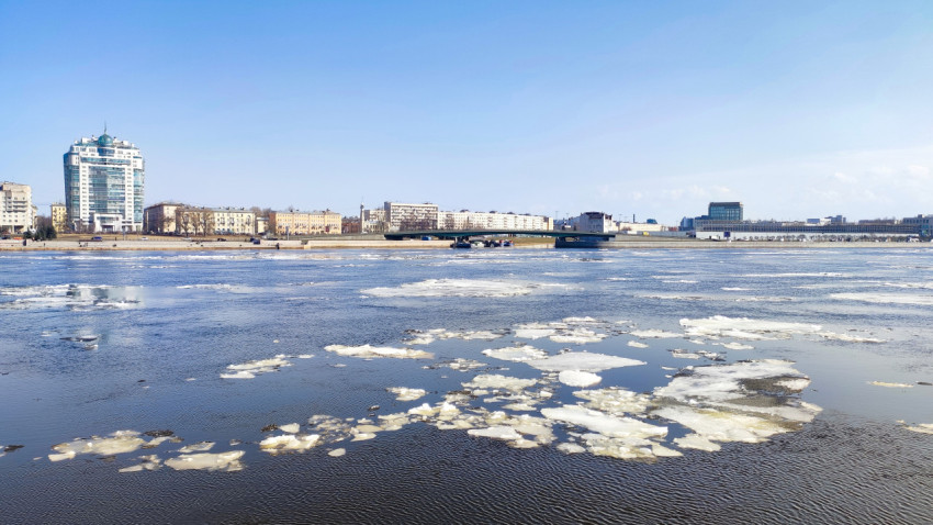 Весенний ледоход на Неве у Малоохтинского моста