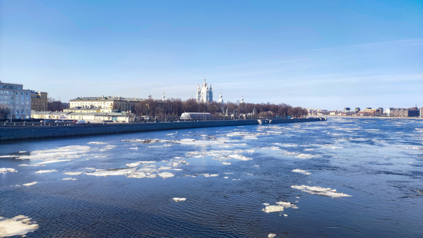 Вид на Смольный собор и Неву во время весеннего ледохода
