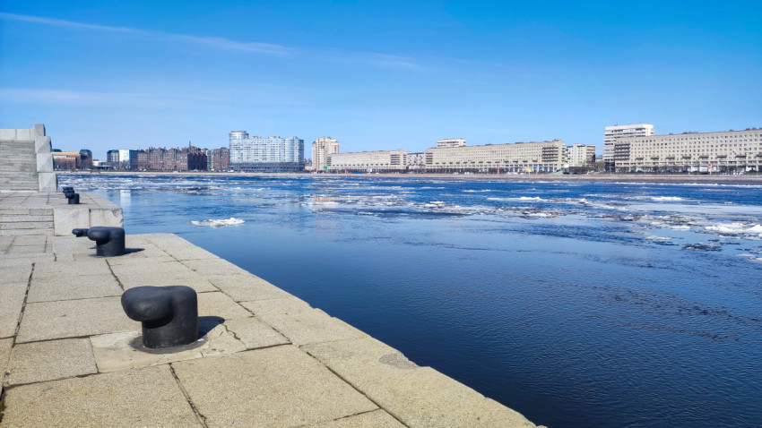 Ледоход на Неве у Свердловской набережной