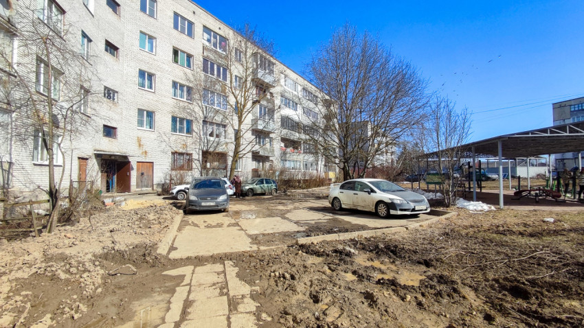 Бетонные плиты на парковке во дворе жилого дома