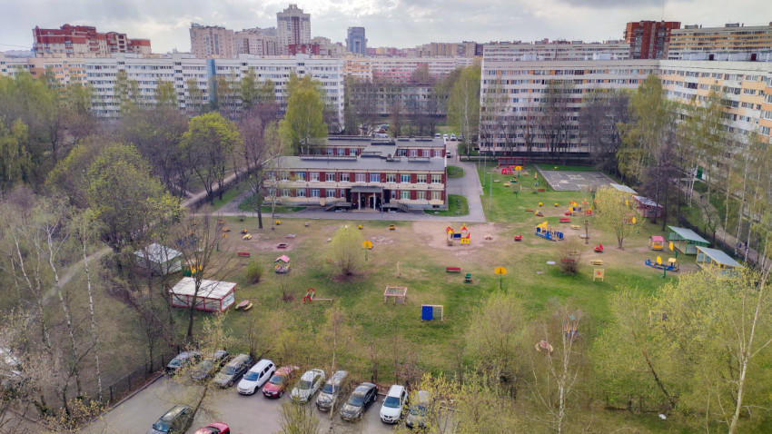 Детский сад с игровой площадкой во дворе жилых домов