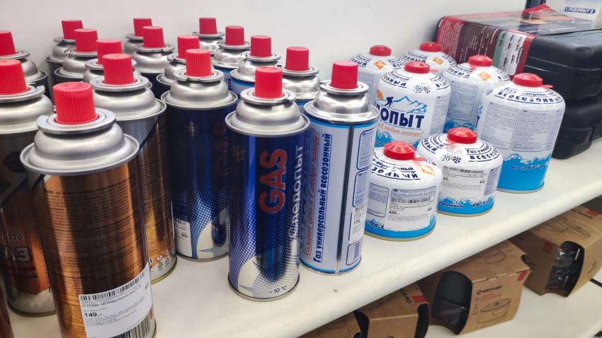 Газовые баллоны для горелок и плит на полке магазина