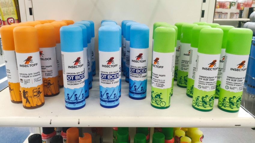 Ассортимент аэрозолей от насекомых INSECTOFF на полке магазина