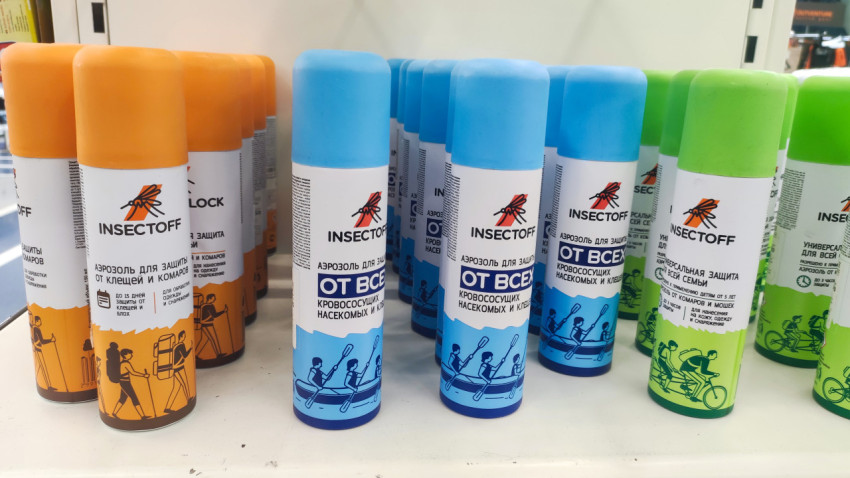 Разноцветные баллончики аэрозолей INSECTOFF в магазине