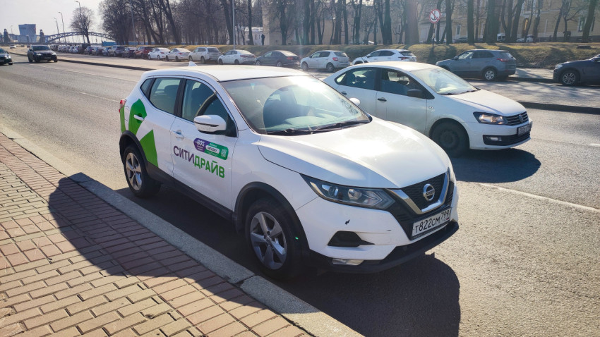 Каршеринговый автомобиль Ситидрайв на Смольнинской набережной