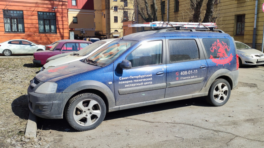 Служебный автомобиль пожарно-технического экспертного центра в Санкт-Петербурге