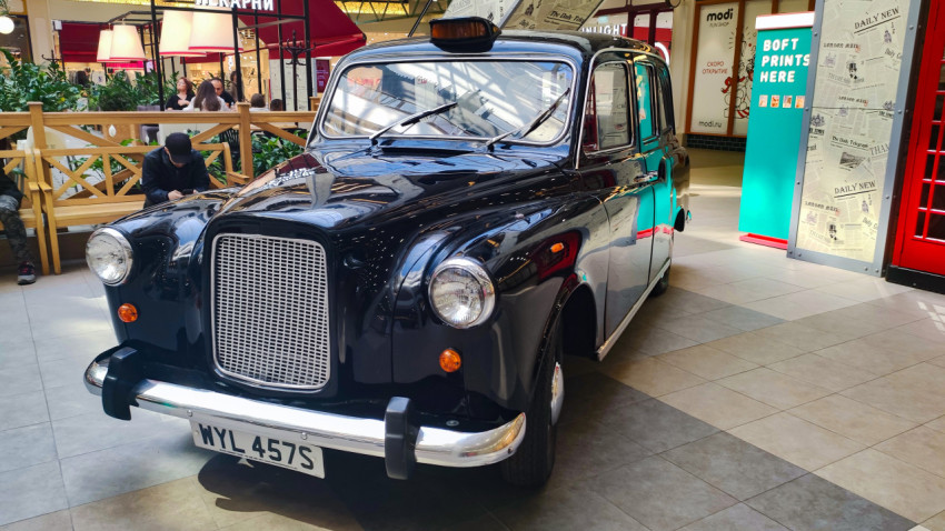 Ретро-такси Austin FX4 на выставке в торговом центре