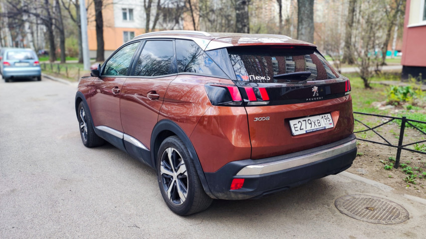 Peugeot 3008 припаркован во дворе жилого дома