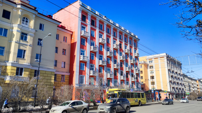 Капитанский дом на проспекте Ленина в Мурманске с городским транспортом и автомобилями