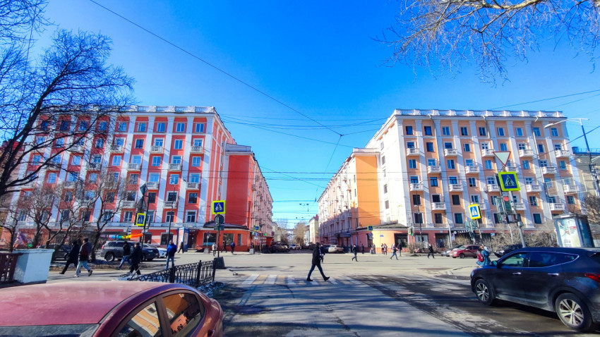Перекресток с капитанскими домами на проспекте Ленина в Мурманске