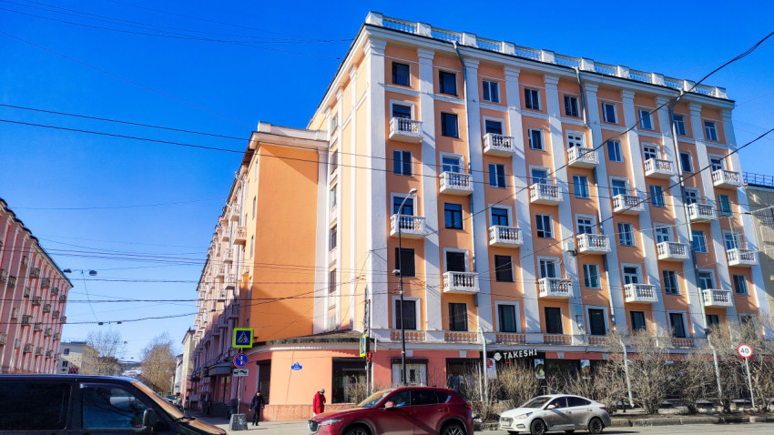 Фасад капитанского дома на проспекте Ленина 72 в Мурманске