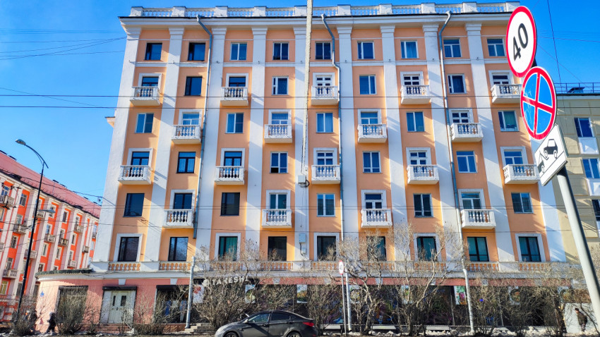 Архитектурный облик капитанского дома на проспекте Ленина в Мурманске