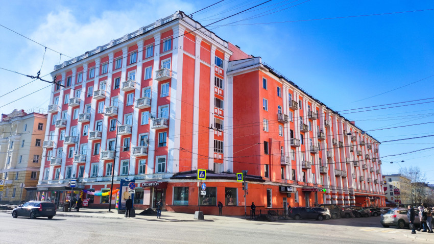 Капитанский дом на проспекте Ленина в Мурманске в окружении городской среды