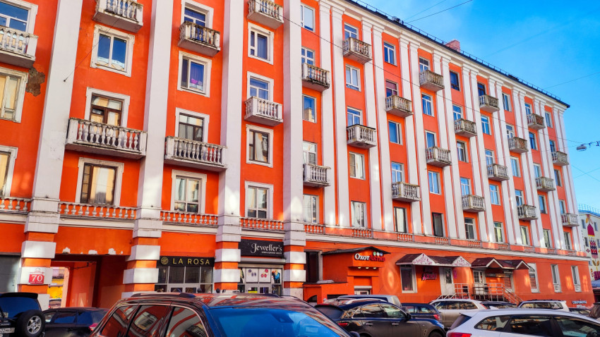 Архитектура дома №70 на проспекте Ленина в Мурманске с балконами