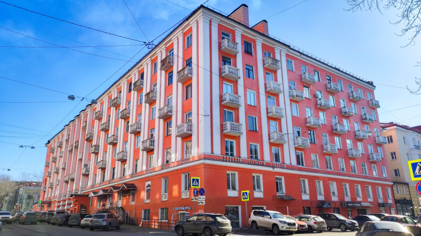 Капитанский дом на углу улиц Егорова и Самойловой в Мурманске