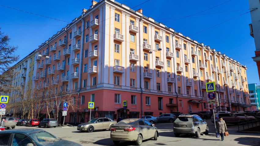 Фасад дома №72 на проспекте Ленина в Мурманске в солнечный день