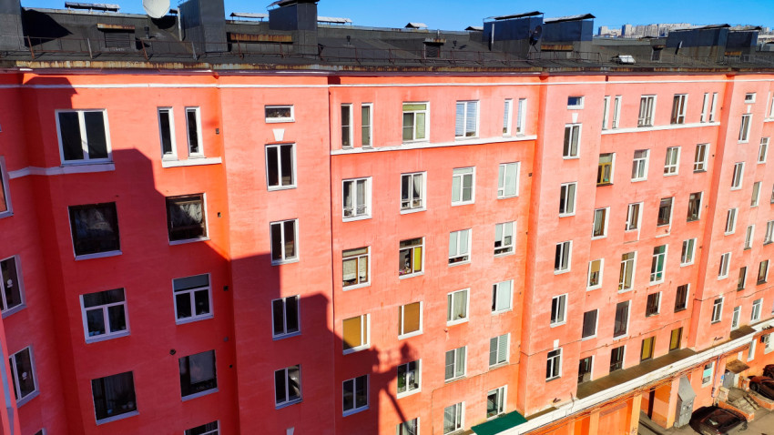 Фасад жилого дома номер 72 на проспекте Ленина в Мурманске с окнами
