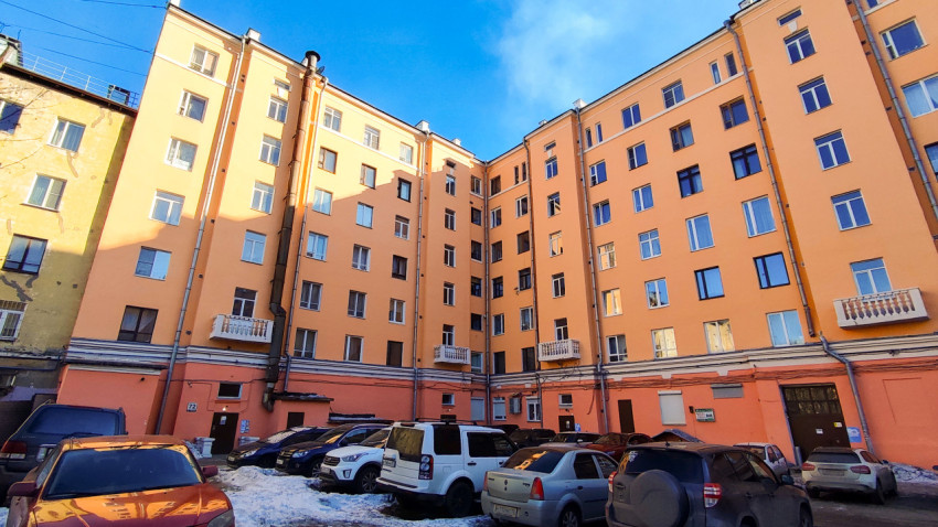 Внутренний двор дома №72 на проспекте Ленина в Мурманске с припаркованными автомобилями