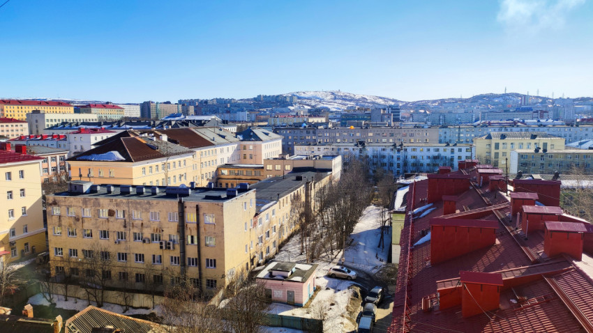 Панорамный вид на жилые кварталы города Мурманска с возвышенности