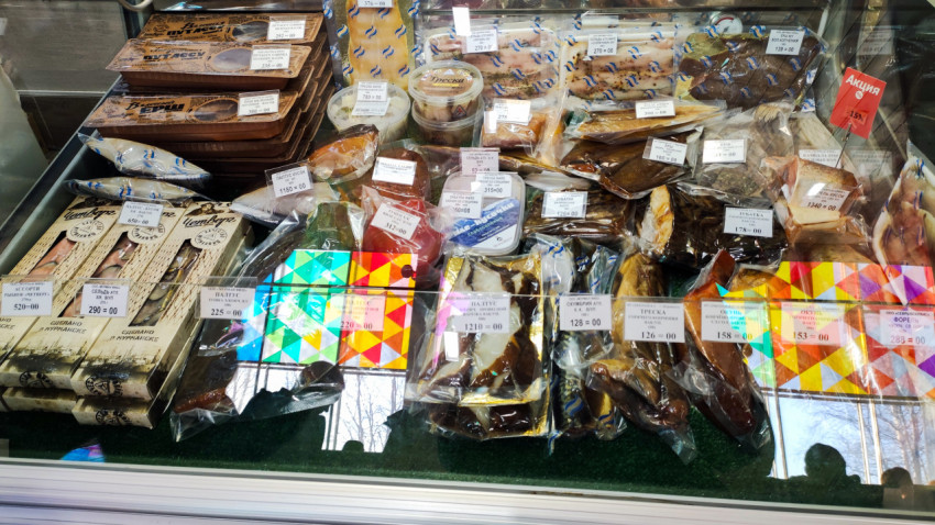 Витрина с ассортиментом рыбной продукции в магазине Мурманска