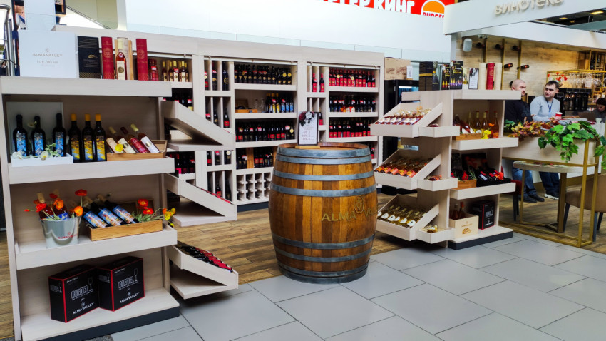 Полки с бутылками вина в магазине аэропорта