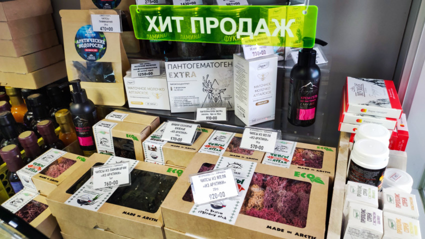 Сувенирная продукция и товары для здоровья на витрине магазина