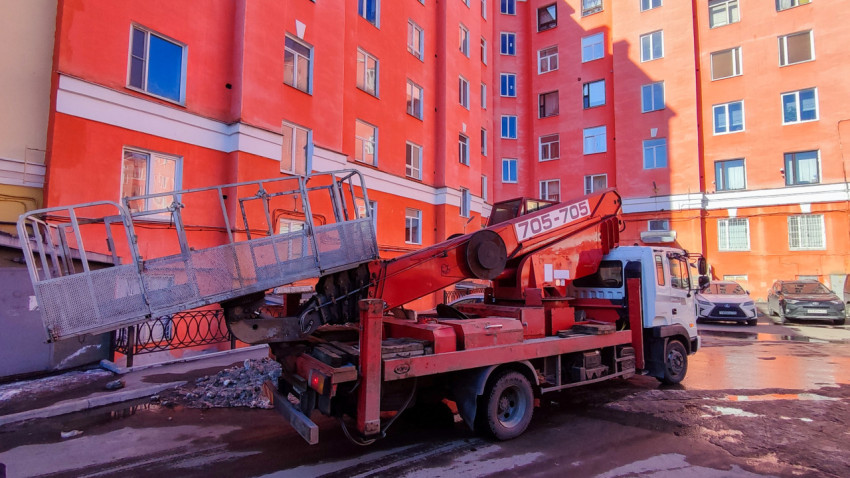 Дом №72 на проспекте Ленина в Мурманске во дворе с подъемной техникой